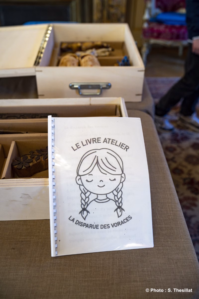 Le Livre Atelier La Disparue des Voraces lors du festival Quais du Polar 2026 à Lyon auprès d'enfants déficients visuels