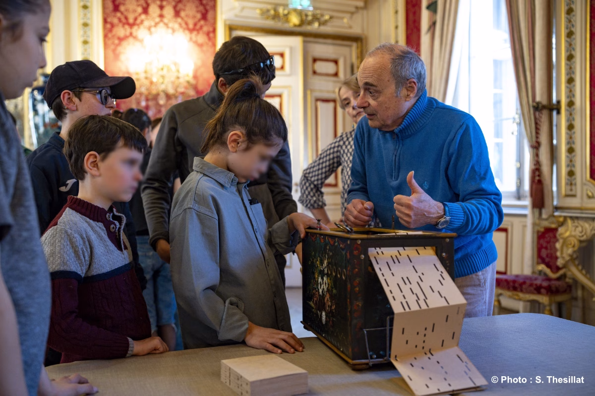 Le Livre Atelier La Disparue des Voraces lors du festival Quais du Polar 2026 à Lyon auprès d'enfants déficients visuels